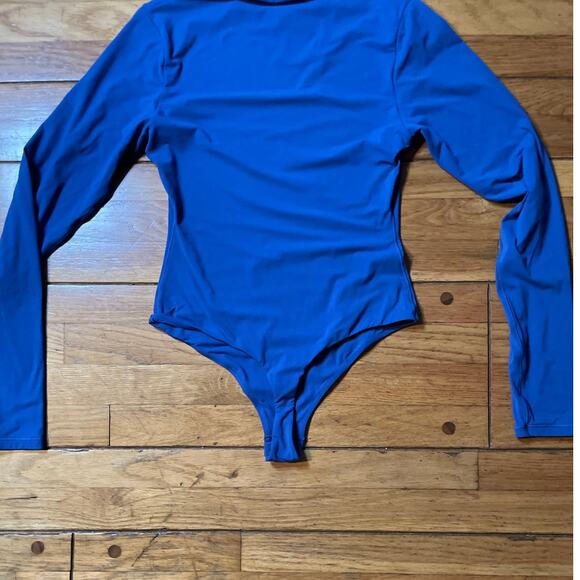 SKIMS Fits Everybody Long Sleeve Crew Neck Bodysuit! - Picture 8 of 12